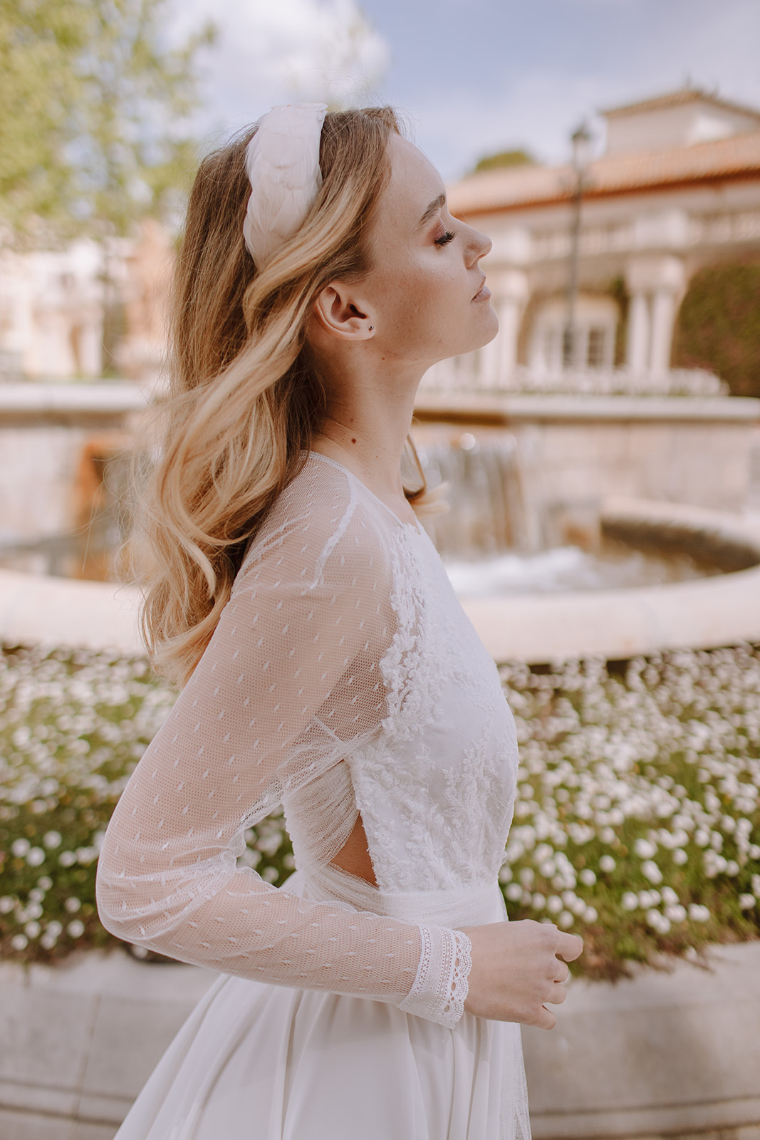 Novia con semirecogido o pelo suelto con diadema de plumas